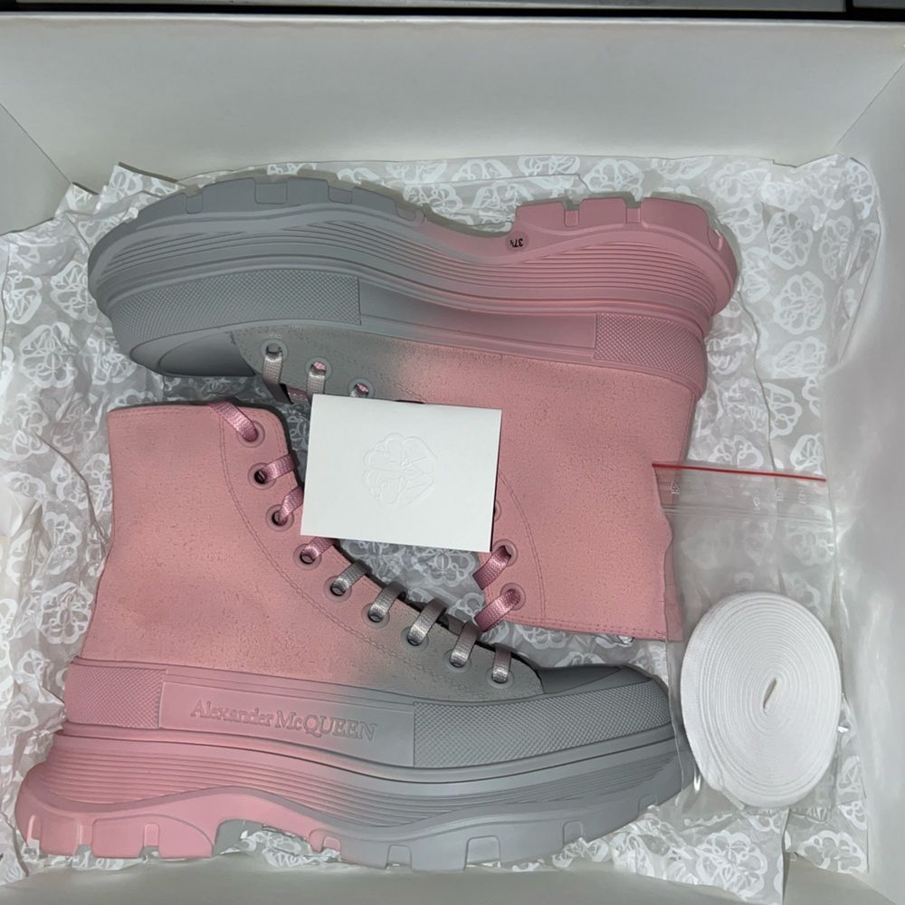 Alexander McQueen Tread High Top
Two Tone Pink 37 1/2
